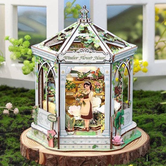 Miniatuur Windsor bloemenhuis met een vrouw die bloemen vasthoudt.