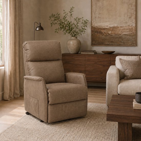 Fauteuil releveur en microcuir marron, réglable électriquement, dans un salon sur un tapis.