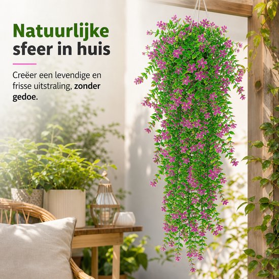 Hangplant met roze bloemen en groene bladeren, buiten bij een houten structuur. Tekst: 'Natuurlijke sfeer in huis'.