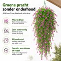 Hangplant met roze bloemen en groene bladeren, onder een dakrand. Tekst: 'Groene pracht zonder onderhoud'.