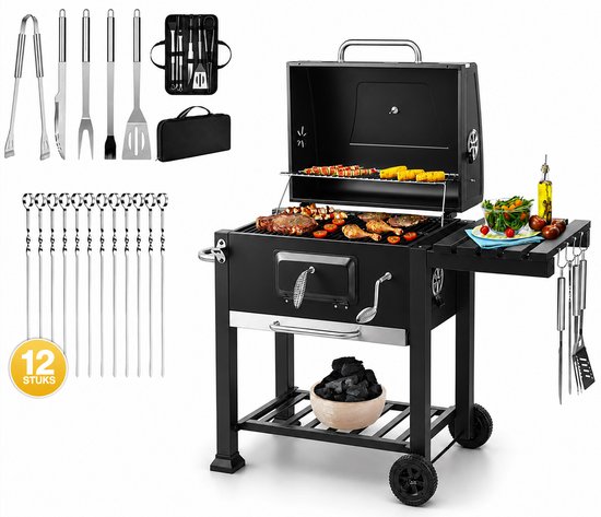 Zwarte XL smoker barbecue met gegrild vlees, maïskolven, salade en een set grillgereedschap.