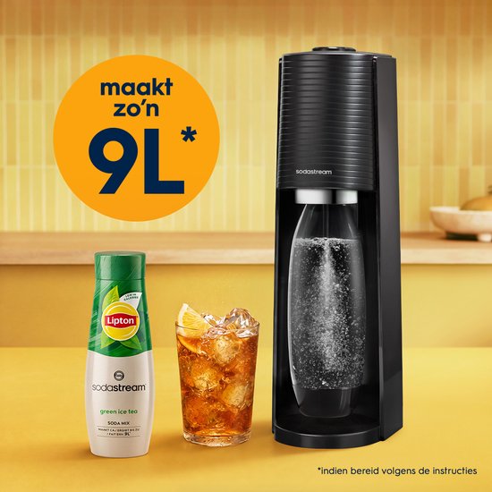 Zwarte SodaStream machine met Lipton Ice Tea fles en glas bruisend drankje.