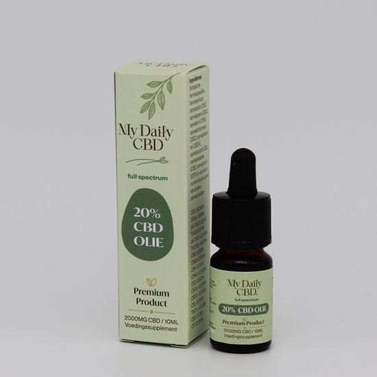 My Daily CBD olie 20% full spectrum in een klein bruin flesje met zwarte druppelaar, naast de bijbehorende groene verpakking.