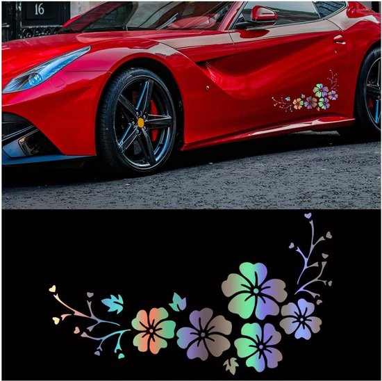 Voiture de sport rouge avec un autocollant décoratif de fleurs colorées sur le panneau latéral. Également une image de l'autocollant sur fond noir.