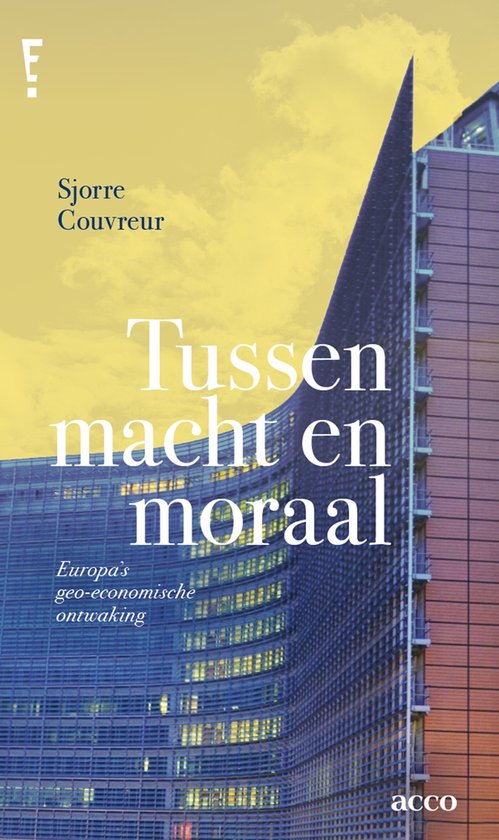 Boek 'Tussen macht en moraal' met Sjorre Couvreur. Europa's geo-economische ontwaking. Gebouw op achtergrond.
