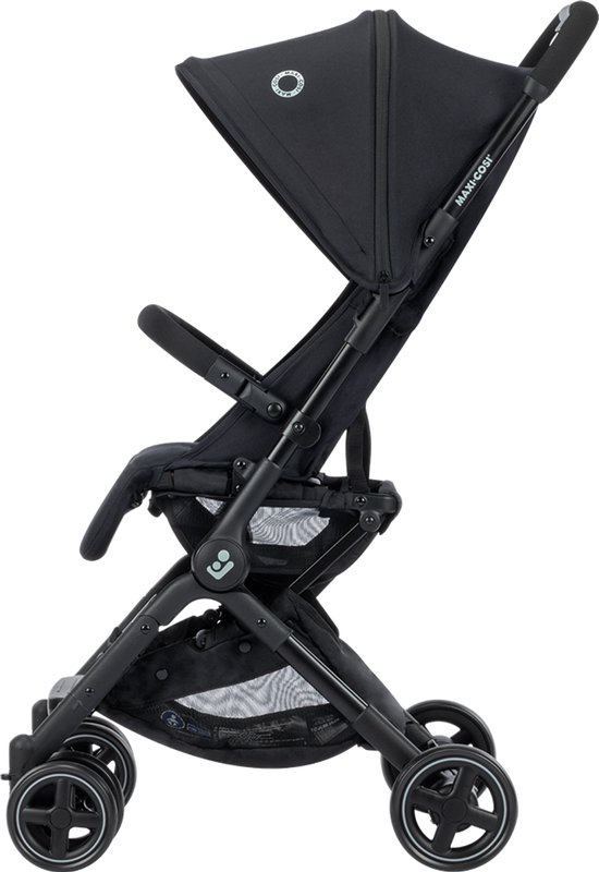 Zwarte buggy in opengeklapte toestand, met kap, zitting en wielen.