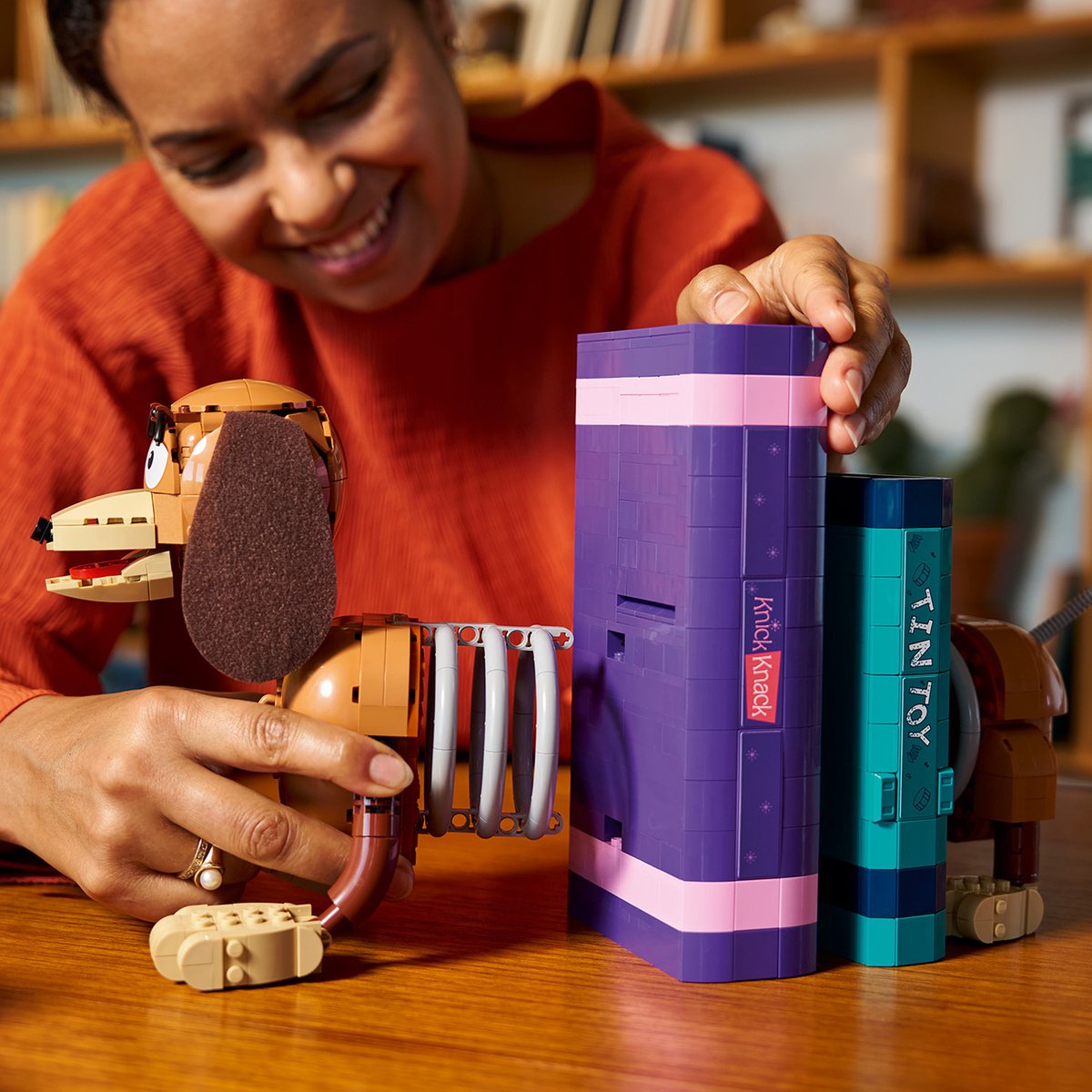 LEGO Disney en Pixar Toy Story Slinky Hond Boekensteunen Bouwpakket voor Volwassenen - 43301 – foto 7