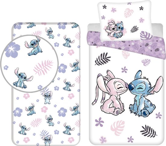 Wit dekbedovertrek met Stitch en bloemenpatroon. Inclusief kussensloop met Stitch en Angel.