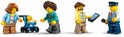 Vier LEGO City-figuren: vrouw met kinderwagen, persoon met krullend haar, man met telefoon en buschauffeur.