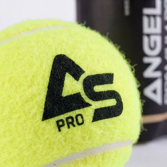 Een close-up van een groene padelbal met een zwart 'LS' logo en 'PRO' erop.