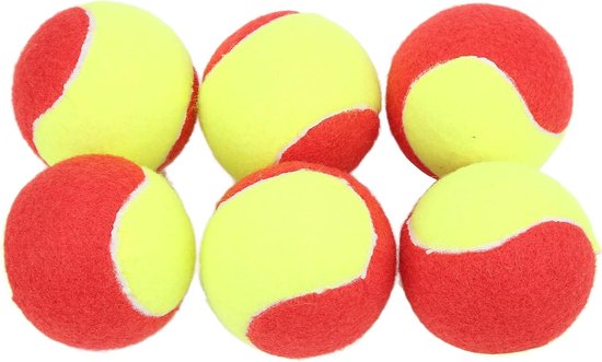 Zes rode en gele tennisballen, gerangschikt in twee rijen van drie, op een witte achtergrond.
