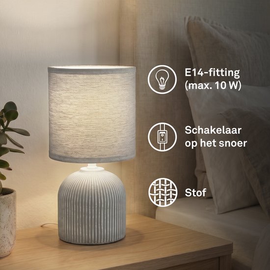 Lampe de table grise avec abat-jour en tissu et base en céramique côtelée, avec texte douille E14, interrupteur sur cordon, tissu.