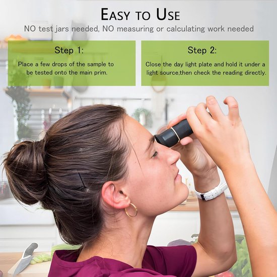 Een vrouw met een knotje en gouden oorbellen gebruikt de Brix-meter, kijkend door het oculair. De tekst 'EASY TO USE' staat bovenaan.