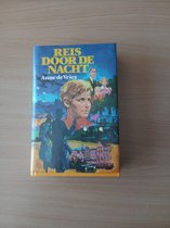Boekcover met een jongen, een kasteel en gezichten. De tekst 'REIS DOOR DE NACHT' en 'Anne de Vries' staat erop.