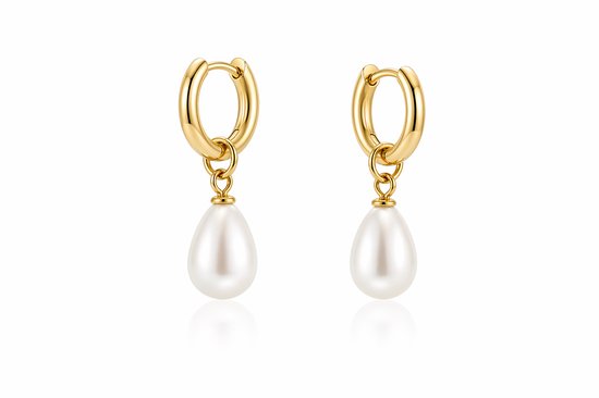 Gouden oorringen met witte druppelvormige parels op een witte achtergrond.