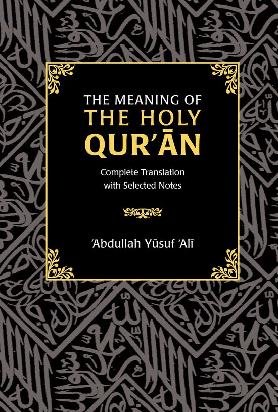De kaft van het boek 'The Meaning of the Holy Qur'an', een volledige vertaling met geselecteerde notities door 'Abdullah Yūsuf 'Alī, met een zwarte achtergrond met Arabische kalligrafie.