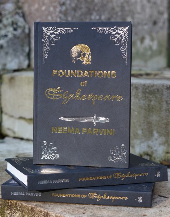 Gouden 'Foundations of Shakespeare' op een donkergrijs boek, met een schedel en dolk.
