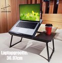 Lexorion bedtafel met laptop en rode beker op het bed. 'Laptopgrootte: 36.07cm'.