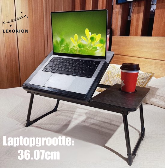 Lexorion bedtafel met laptop en rode beker op het bed. 'Laptopgrootte: 36.07cm'.