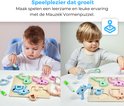 Kinderen spelen met de Mauzek® houten dierenpuzzel. Ze plaatsen de roze, blauwe, roze en groene dierenstukken in het bord.