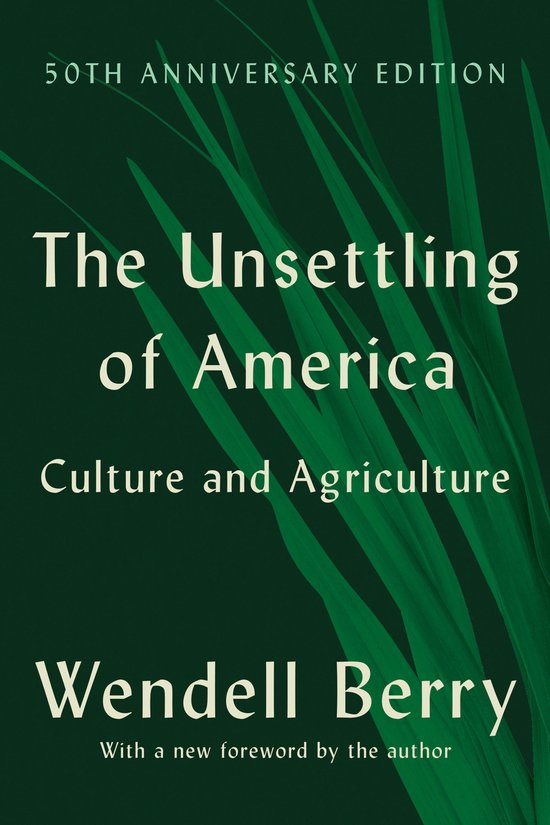 Couverture du livre "The Unsettling of America: Culture and Agriculture" édition du 50e anniversaire, avec des brins d'herbe verts.