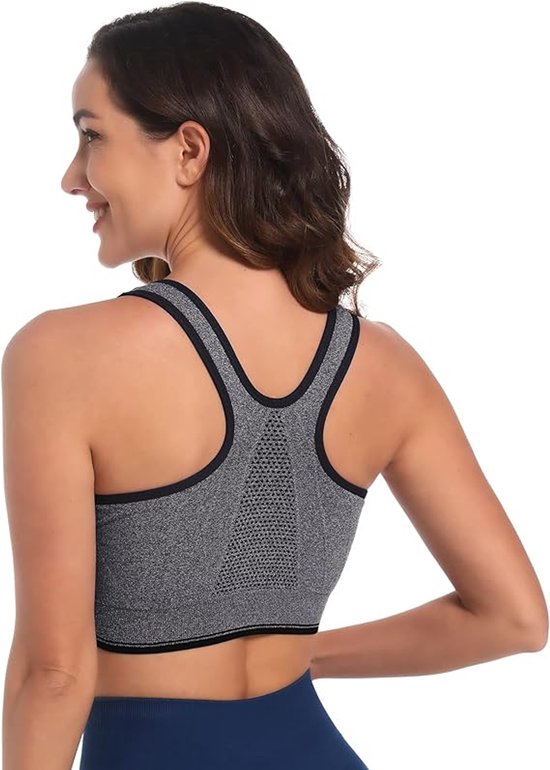 Een grijze sportbeha met rits vooraan, gedragen door een vrouw, gezien vanaf de achterkant. Racerback ontwerp met mesh detail.
