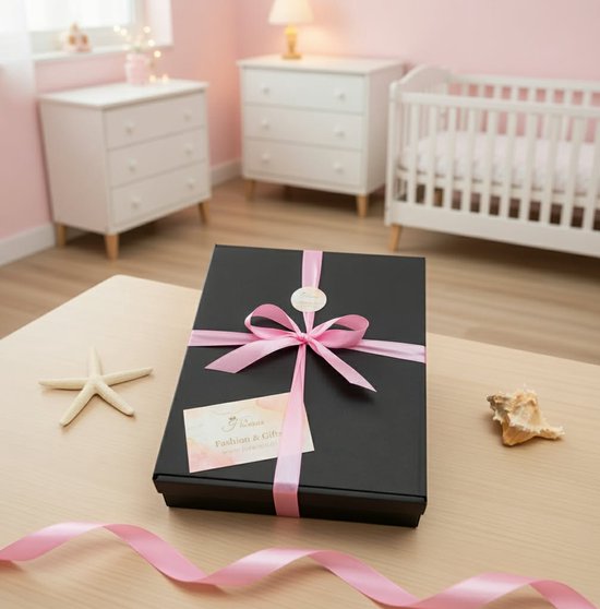Gepersonaliseerde kraamcadeaus voor meisje 8 stuks - Hawsaz.nl cadeau - Babygeschenksets - Geboortecadeau - babyshower - Babyset - Baby knuffel doekje - Babykado - Baby geschenk - baby speelgoed - Babyverzorging - Badcape - Zwitsal - Baby koffertje van Hawsaz.nl — afbeelding 4