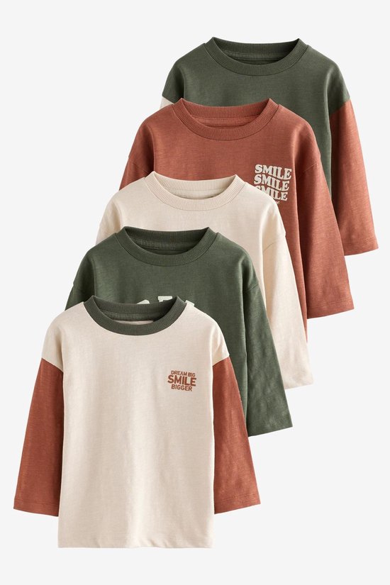 Een rij van vier T-shirts in de kleuren groen, bruin en crème, met verschillende teksten op de borst.