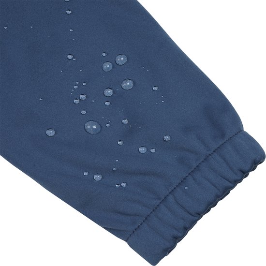 Close-up van een donkerblauwe jas met waterdruppels op de mouw.