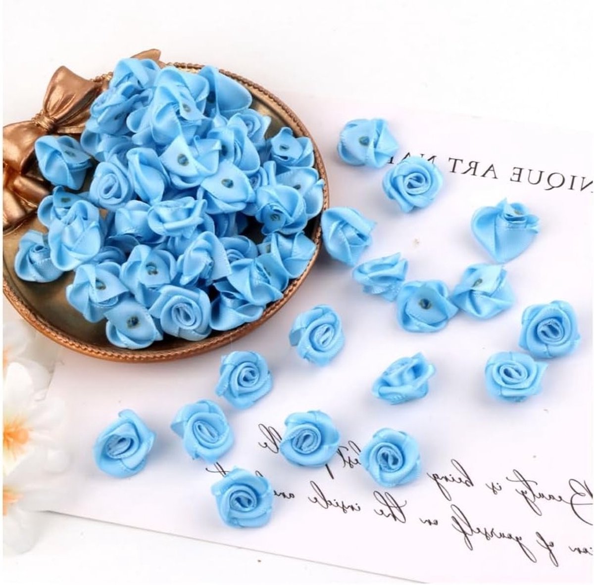300 Stuks Mini Kunststof Rozenhoofden van 1.5 cm - Ideaal voor Knutselen, DIY Decoratie en Accessoires in Lichtblauw