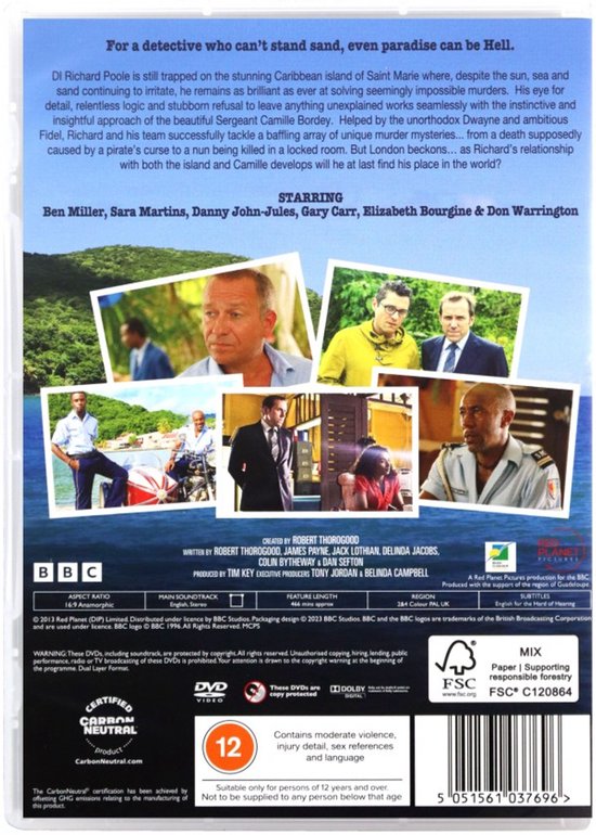 Achterkant van een "Death In Paradise S2" dvd-hoes. Bevat tekst, foto's van de cast en artwork van de serie in het Caribisch gebied.