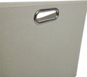 Crèmekleurige stoffen wasmand met een zilverkleurig metalen handvat.