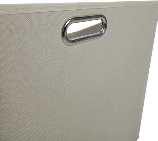 Crèmekleurige stoffen wasmand met een zilverkleurig metalen handvat.