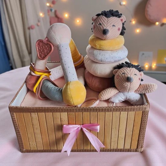 Kraamcadeau Baby Meisje – Luxe cadeaumand met Egel Knuffels, Luiers & Speelgoed — afbeelding 2