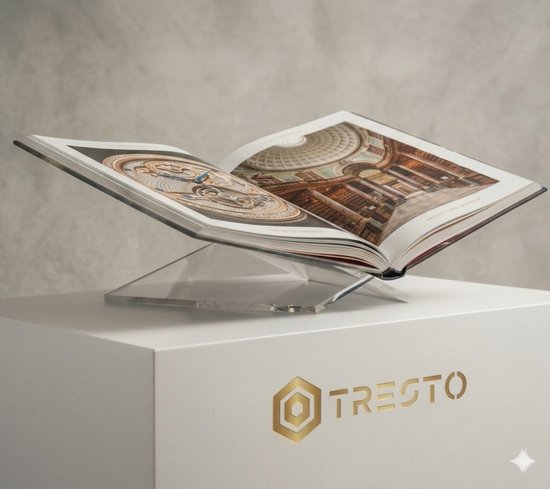 Een transparante acryl boekenstandaard met een open boek met architectuurfoto's, geplaatst op een witte sokkel met het TRESTO-logo.