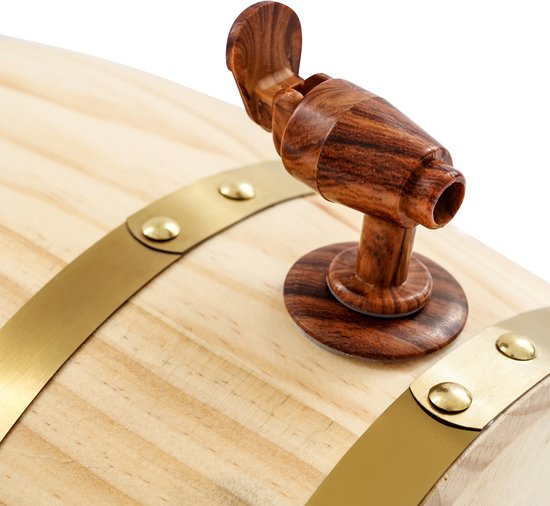 Houten vat met houten tapkraan en gouden banden.