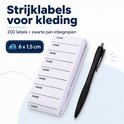 Een rol met strijkbare naamlabels van 6x1,5 cm en een zwarte pen.