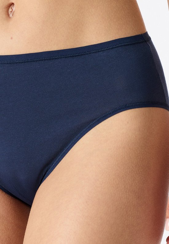 Close-up van donkerblauwe slips met een comfortabele pasvorm.
