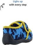 Achterkant van een blauwe jongens pantoffel met camouflageprint en gele accenten. Lichtgevend.
