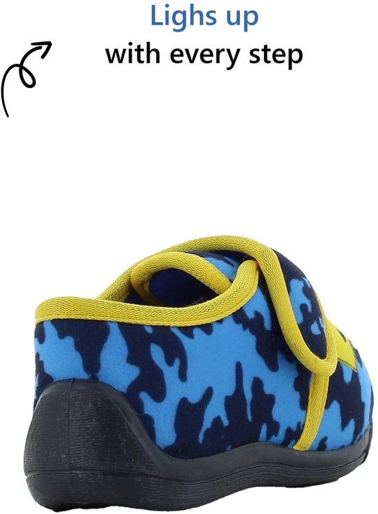 Achterkant van een blauwe jongens pantoffel met camouflageprint en gele accenten. Lichtgevend.