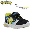 Zwarte sneaker met Pikachu opdruk, neongele accenten, klittenbandsluiting en lichtgevende zool.
