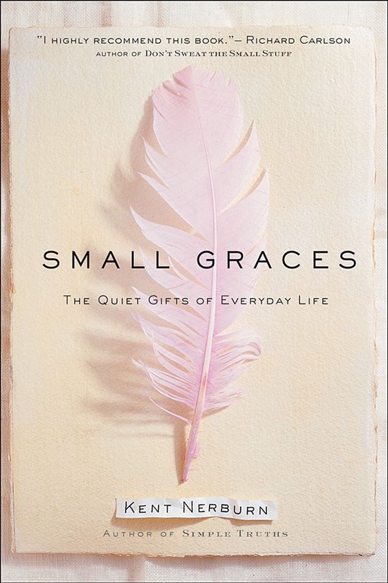 Boek kaft met lichtroze veer en tekst: 'Small Graces. The Quiet Gifts of Everyday Life.' door Kent Nerburn.