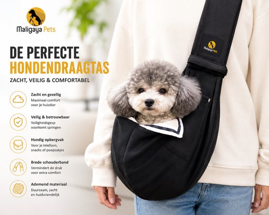 Zwarte hondendraagtas met ruiten voering. Een klein grijs hondje zit in de tas, gedragen door een persoon.
