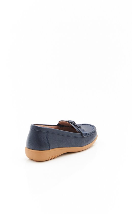 Donkerblauwe leren mocassins met strikdetail en bruine zool.