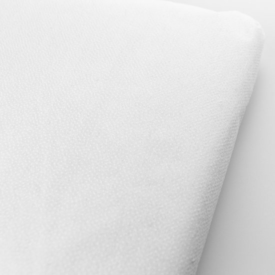 Wit fijn geweven textiel met een licht gestructureerd oppervlak, opgevouwen op een witte achtergrond.