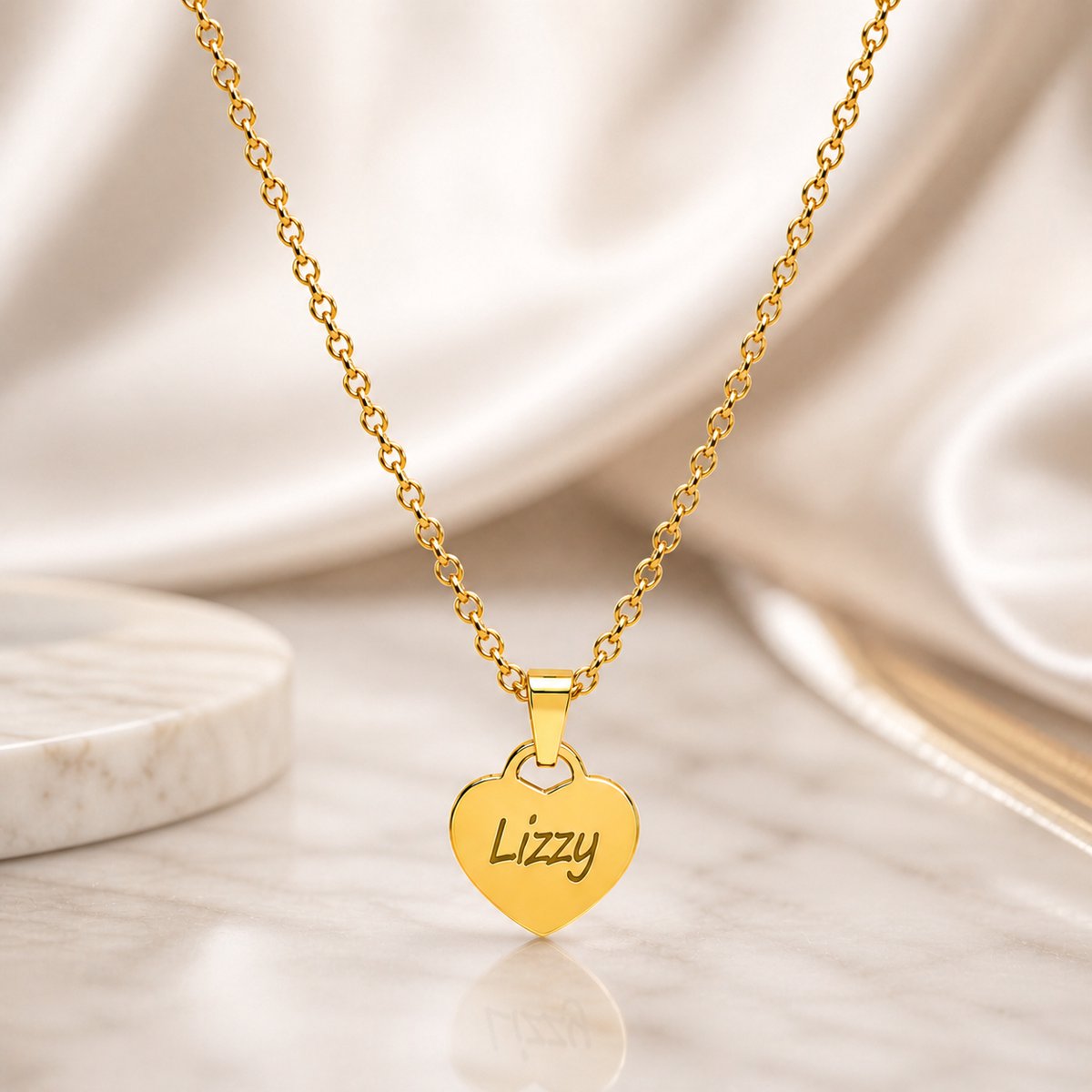 Ketting Sanne Goud gepersonaliseerd sieraad met naam gegraveerd, leuk persoonlijk cadeau voor moeder, vrouw of vriendin.