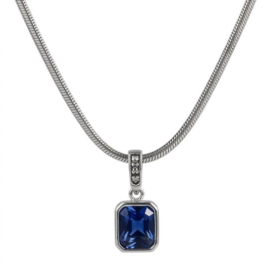 Zilverkleurige ketting met een rechthoekige blauwe steen en kleine kristallen.
