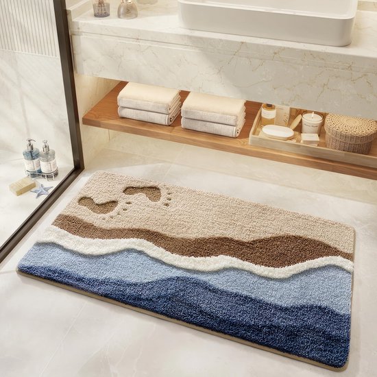 Kraftverdia® Tapis de bain en peluche thème plage – Vagues, plage et empreintes de pas – tapis antidérapant avec dos antidérapant. Tapis de bain en polyester doux et absorbant. Lavable en machine. Dimensions : 20 × 31 pouces (environ 50 × 80 cm).