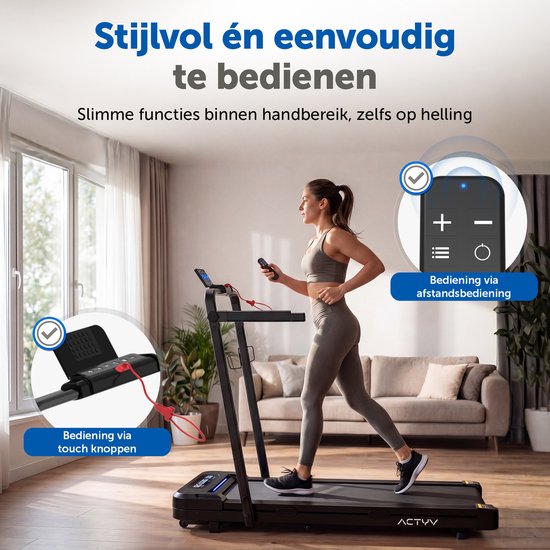 Vrouw in sportkleding loopt op een zwarte loopband en houdt een afstandsbediening vast.