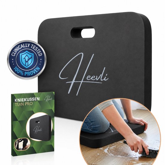 Zwart Heevli kniekussen, verpakking 'Kniekussen Tuin Pro', en vrouw die de vloer schrobt.